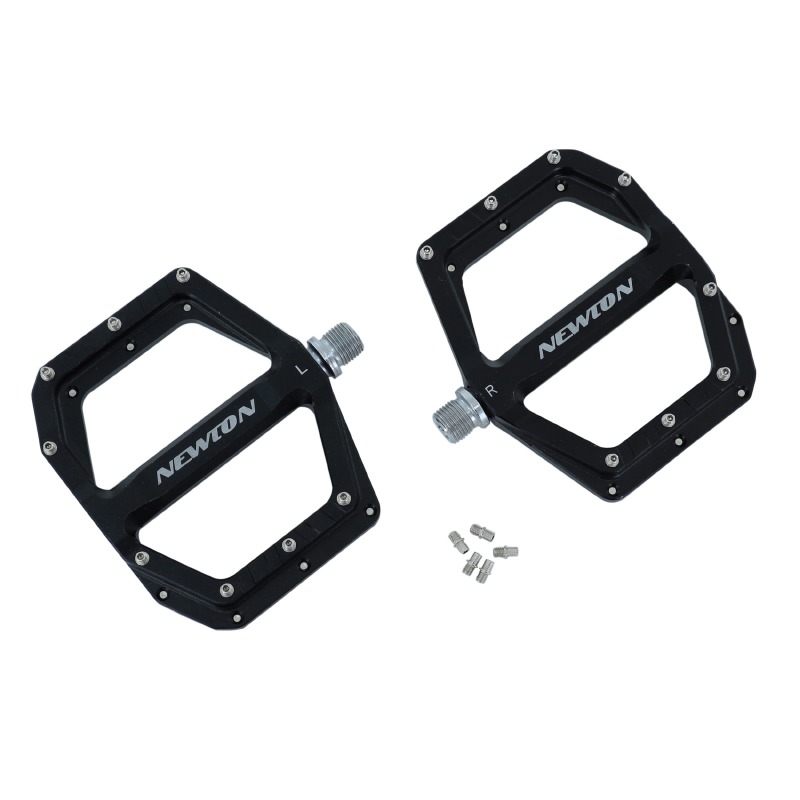 PEDALE VTT PLATEFORME DESCENTE - BMX NEWTON NOIR A ROULEMENTS ALU CNC FILETAGE 9-16 AVEC PICOTS ARGENT DEMONTABLE (PAIRE)  120X108MM