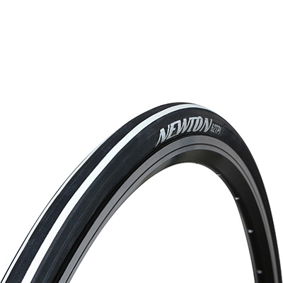 PNEU ROUTE 700 X 23 NEWTON E-01 NOIR LISERETS BLANC TS (23-622)